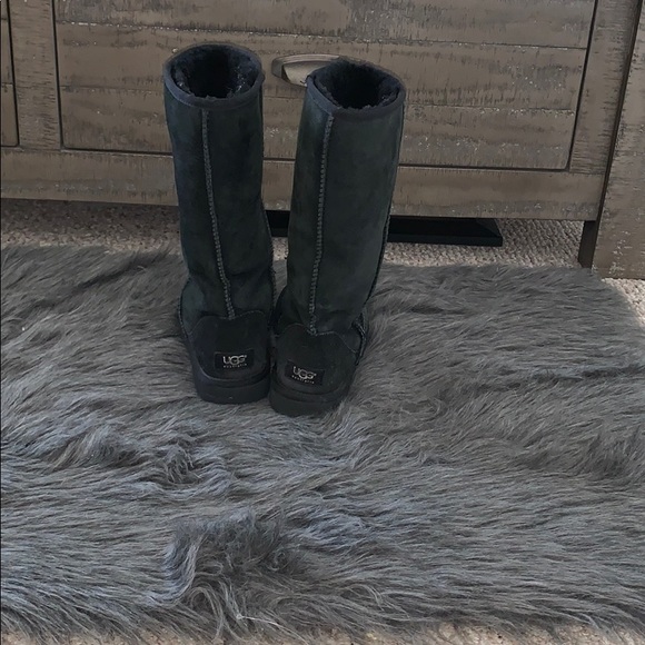 UGGS - Picture 4 of 8